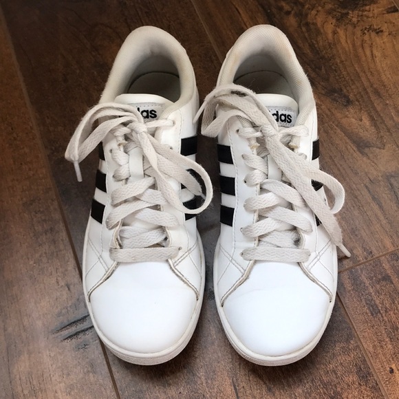 boys white tennis shoes